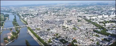A quelle &eacute;poque la ville d'Orl&eacute;ans est-elle n&eacute;e ?