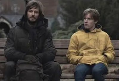 Comment s'appelle le personnage à gauche de la photo ?