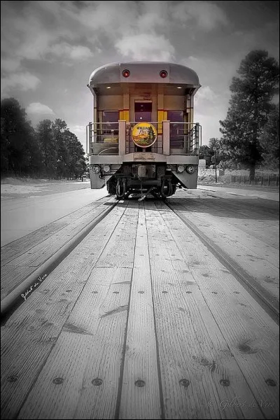 Qui chantait "J'ai attendu toujours certain de te revoir entre les trains, bientôt il va falloir en prendre un autre" ?