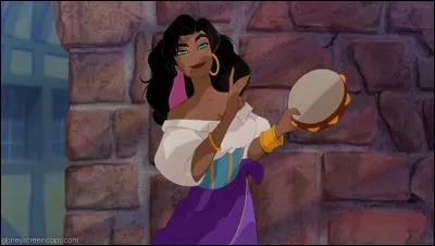 Comment s'appelle cette fille dont est éperdument amoureux le bossu de Notre-Dame ?