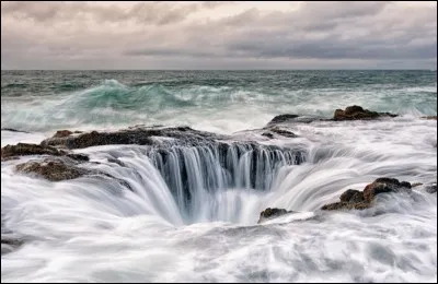 Il est conseillé de ne pas s'approcher trop près de ce trou situé...