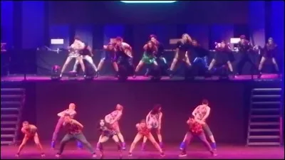 Quelle est la suite de cette chanson : "Sigue girando el mundo pero que estemos juntos" ?