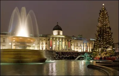 Quel pays offre chaque année un sapin à l'Angleterre, qui est placé à Trafalgar Square ?