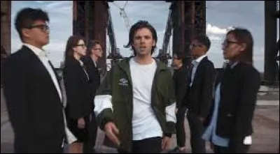 À qui doit-on la musique "Basique" ?