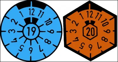 Deux macarons différents sont disposés à l'arrière (à gauche) et à l'avant (à droite) au-dessus de celui indiquant la ville ou le "Kreis" (circonscription). Qu'indiquent-ils ?