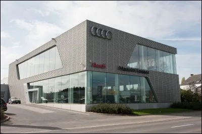 Imaginez vous, caissier dans un concessionnaire Audi. Un client arrive et vous demande : 
La A2 existe-t-elle toujours ici ? Que répondez-vous ?
Que répondez-vous ?