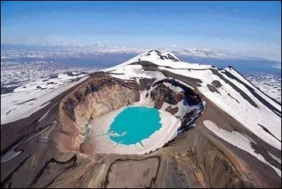 Oh oui, mettons un lac turquoise en haut d'un volcan. Et on mettrait ça...