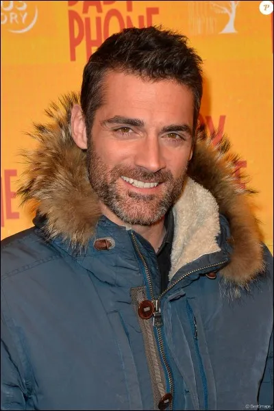 (4e indice) : Ce comédien est né la même année que le chanteur ; qui est-ce ?