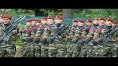 ''Vous savez ce que je pense des cons qui chantent au garde-à-vous ? Ah tiens, la réponse est dans la question ! '' 
L'auteur de cette citation a des origines italiennes.