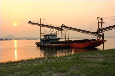 Une fois là bas, on a voulu descendre un peu pour découvrir l'Asie. Il y avait un pays incontournable à visiter : le pays le plus peuplé du monde. En 2017 il y avait plus d'1,35 milliards d'habitants. Devinez où nous sommes allés.