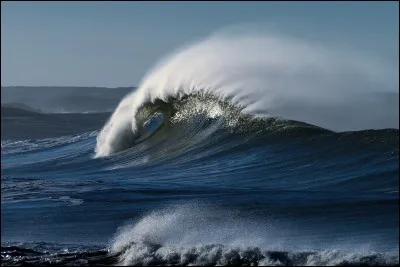 Bon, pour continuer notre voyage et rejoindre l'Amérique, il a fallu traverser un océan : le plus vaste du monde. Quel est son nom ?