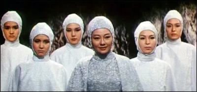 Combien y a-t-il de monstres en tout dans "Les Envahisseurs attaquent" ?