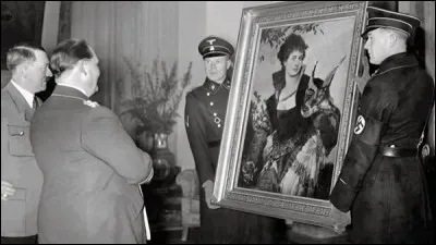 Il aura dépouillé l'Europe entière de milliers d'oeuvres d'art et se targuait d'être le Mécène du IIIe Reich. Des trains entiers chargés de tableaux, de tapisseries et d'anquités se dirigeront, pendant toute la guerre, vers les résidences du Reichsmarschall dont surtout, Carinhall.