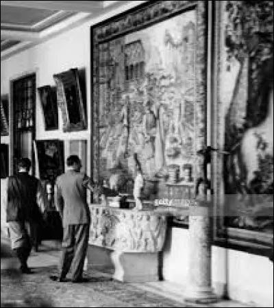 À ce point de son existence, le bras droit du Führer, a beaucoup à perdre, advenant une défaite : il a pillé les trésors artistiques des territoires occupés de l'Europe occidentale. 
Parfois alors, il joue double-jeu et tente de négocier avec les alliés.