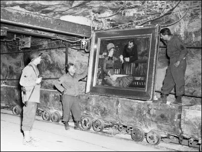 En cette fin de régime, le deuxième personnage du Reich ne veut pas tout perdre et il a tellement à cacher : ses toiles, tapisseries, objets d'arts, meubles luxueux, voitures remarquables, tellement d'uniformes et de médailles, son bâton de Maréchal, sa morphine ...