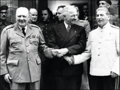 Harry Truman, Joseph Staline et Winston Churchill vont se rencontrer à Postdam, en juillet 1945, pour fixer le sort des nations ennemies.
