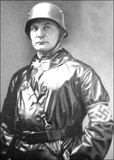 En 1922, il est à Munich. Il entend Hitler et son (Nationalsozialistische Deutsche Arbeiterpartei) NSDAP. Pour Hitler, il a accès à une vitrine parce que Goering sait s'entourer de gens influents.
Il le nomme chef des S.A. !