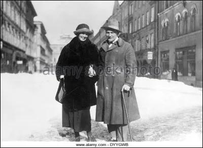 Elle fut la femme de sa vie et il l'adorait. Ensemble ils ont connu des années bohèmes et les très difficiles années après le putsch de Munich.
Elle connaîtra les premiers succès électoraux de son époux. D'une santé fragile, elle se donne entièrement à la carrière de son Hermann. Elle décède en 31 : il s'entoura d'objets la lui rappelant, pour le reste de sa vie.