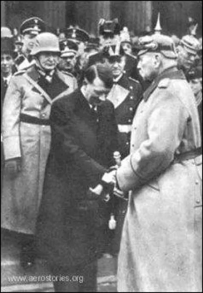 En mars 1933, le Reichstag votera la loi de promulguer des décrets sans approbation parlementaire, qualifiée de loi des pleins pouvoirs, loi qui demeura inchangée jusqu'à la fin de la guerre.