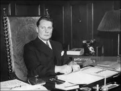 Il accumulera les nominations : ministre de l'Air, président du Conseil de défense, maître du plan quadriennal, grand-veneur d'Allemagne, Maréchal du Reich... Hitler organise sciemment le chevauchement des fonctions et les conflits entre ses hommes de main.
