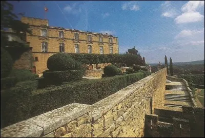 Au bas du versant m&eacute;ridional du Lub&eacute;ron on trouve ...