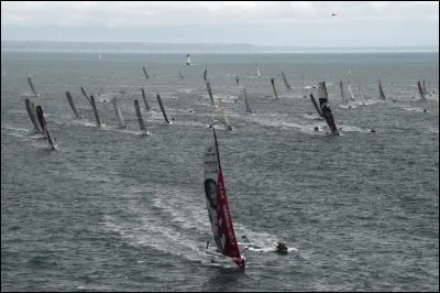 Durant quel mois se d&eacute;roulera la Route du Rhum (course transatlantique &agrave; la voile) ?