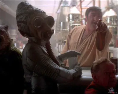 De quel espèce est le propriétaire de la cantina de Chalmun ?