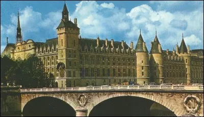 On y accède par le pont au Change.