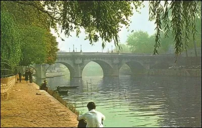 Il est long de 233 mètres.