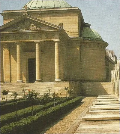 Dans le square Louis XVI.