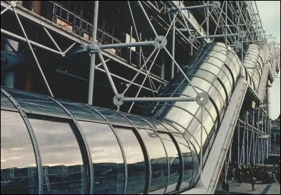 Les architectes sont Piano & Rogers.