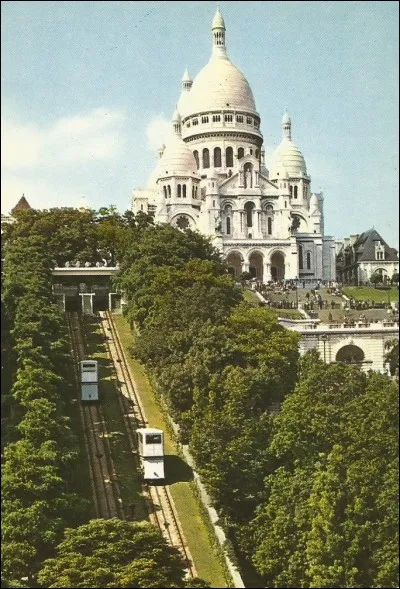 On y monte avec le funiculaire.