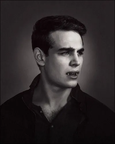 Simon est sorti en même temps avec...