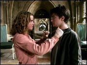 Qu'est-ce qu'Hermione passe autour du cou de Harry ?