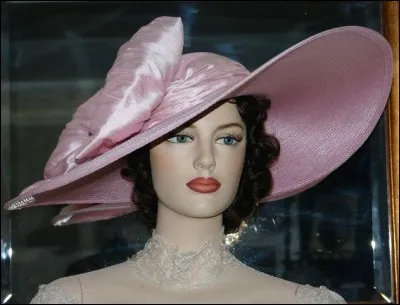 Quand Rose sort de sa voiture, quelle est la couleur de son chapeau ?