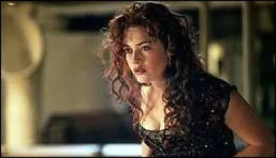 Quand Rose court à l'arrière du bateau, que fait-elle ?
(Quand elle rencontre Jack pour la première fois)