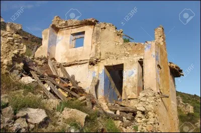 Tu déniches une maison abandonnée.