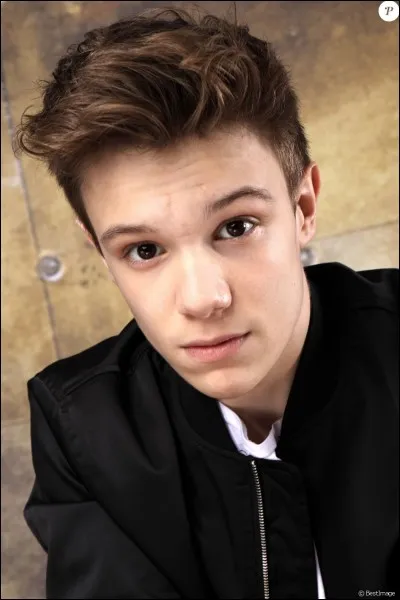 Lenni Kim chante "Cam&eacute;l&eacute;on".