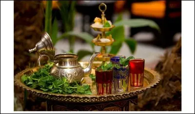 Au Maroc, servir le thé en hauteur permet :