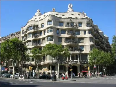Dans quelle ville se trouve "la casa Mila", qui renferme le plus ancien parking de cette ville ?