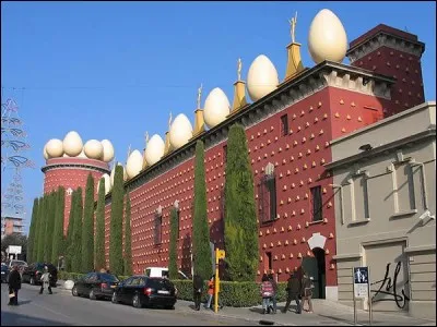 Dans quelle ville espagnole se trouve ce bâtiment abritant un musée entièrement consacré à Salvadore Dali ?