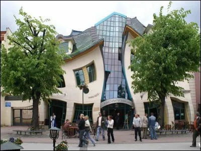 Cette réalisation nous laisse croire que ses architectes sont adeptes de l'excès de boissons alcoolisées comme évoqué dans une expression populaire. Où se situe ce bâtiment ?