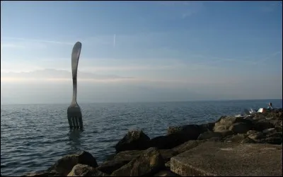 Dans quel lac alpin se trouve plantée cette fourchette gargantuesque, à l'origine créée pour une manifestation de marketing d'une entreprise agroalimentaire locale ?