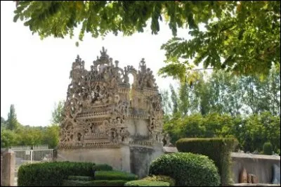 Quel personnage repose dans "Le tombeau du silence et du repos sans fin" situé près du village d'Hauterives dans la Drôme ?