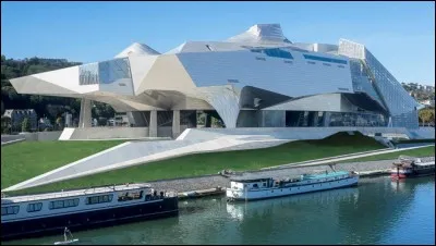 Où se trouve le musée des confluences, monstre de verre, d'acier et de béton ?