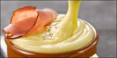 Comment appelle-t-on la préparation à base de pommes de terre, d'ail et de cantal, spécialité de l'Auvergne ?