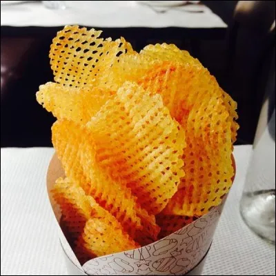 Quel ustensile utilise-t-on pour faire les pommes chips, les allumettes et les gaufrettes ?