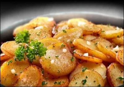 Comment appelle-t-on les pommes de terre émincées et sautées à cru à la graisse d'oie et recouvertes d'un hachis de persil et d'ail ?