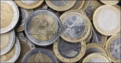 Quel côté d'une monnaie ou d'une médaille est également appelé "face" ?