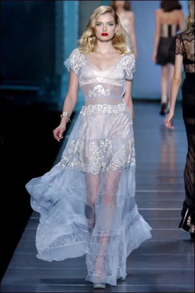 Que fabriquait la famille d'industriels dont est issu le couturier Christian Dior ?